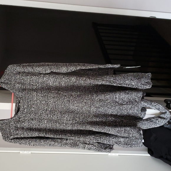 Black and gray sweater - Picture 1 of 5